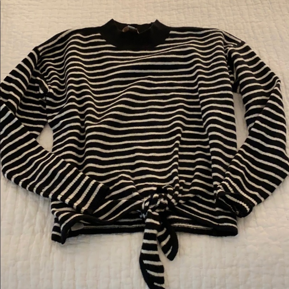 XS LOFT tie bottom sweater!